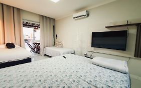 Confortável casa em Arembepe,100 metros da Praia com Churrasqueira Piscina e Wi-fi